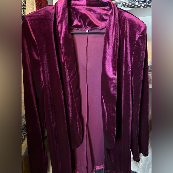 Women's Velvet Blazer in Burgundy - Picture 6 of 7